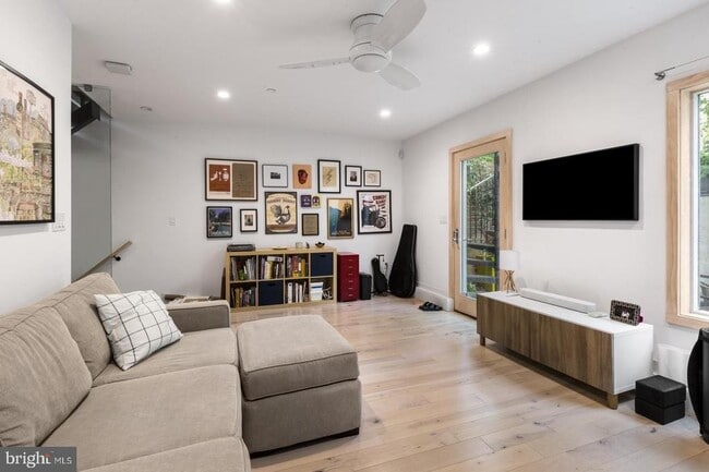 Building Photo - 1108 N Bodine St