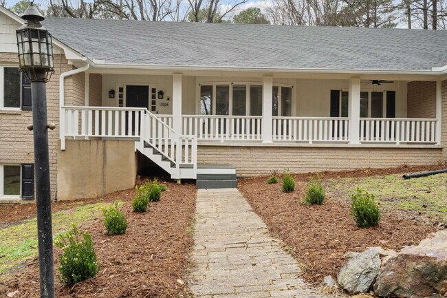 Building Photo - Spacious and Unique 5-Bedroom Home in Chapel Hill!