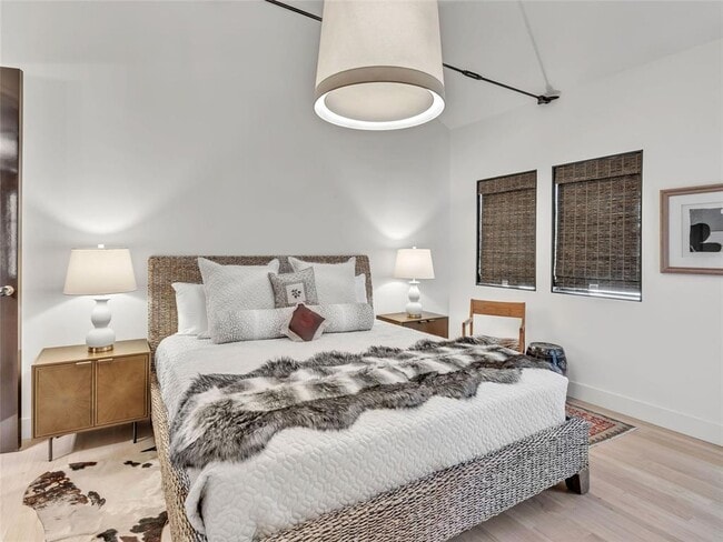 Building Photo - 1229 N Dewey Ave