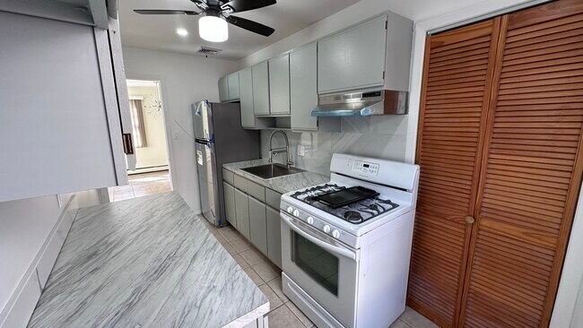 Building Photo - 211 Linden Ave