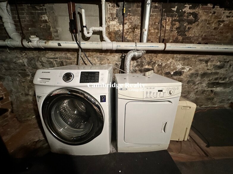 Building Photo - 135 Columbia St