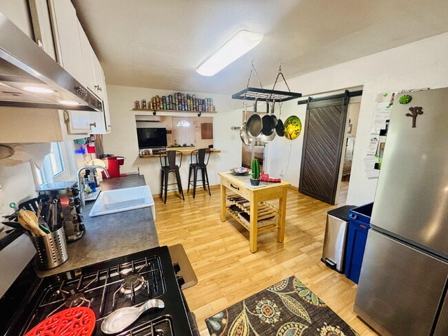 Building Photo - Joshua Tree Cabin in Peaceful, Wide Open Space!