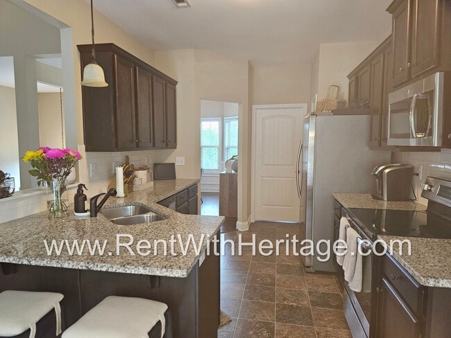 Building Photo - Gorgeous 3 bd / 2 bath / Attention to Deta...