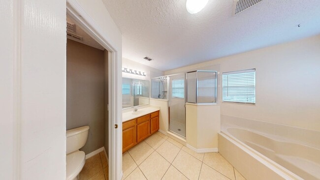 Building Photo - FABULOUS 4/2.5 HOME IN GATED CALABRIA COVE...
