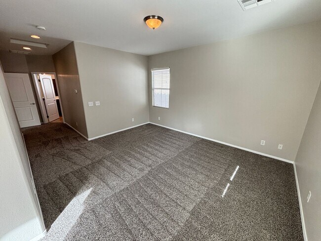 Building Photo - Gorgeous 3Bed/2.5Bath/2Car, 2-Story Home located in Loretta Bay