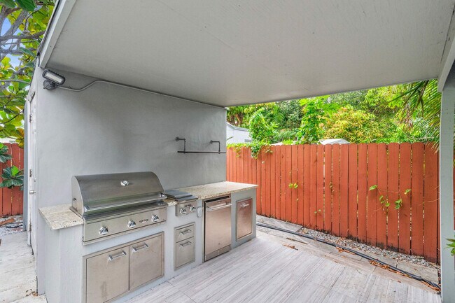 Building Photo - 443 NE 71st St