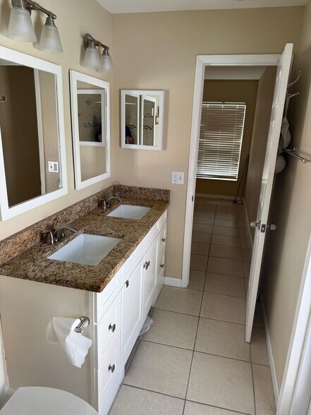 Building Photo - 2139 Fairmont Cir