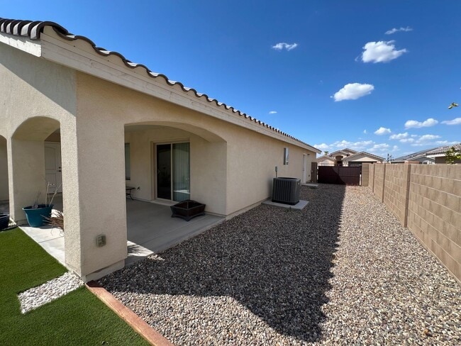 Building Photo - POOL & SPA HOME IN THE FOOTHILLS!
