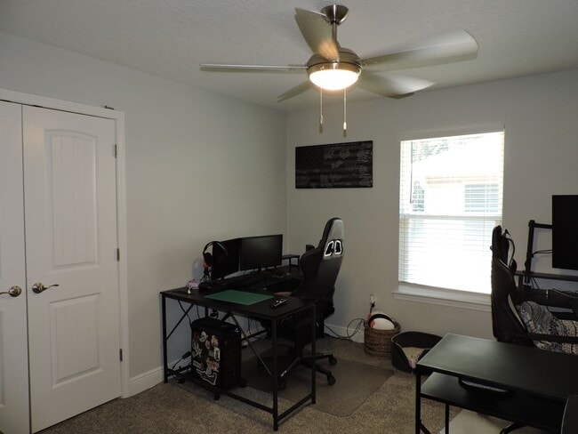 Building Photo - Easy access to interstate, shopping & Navy...