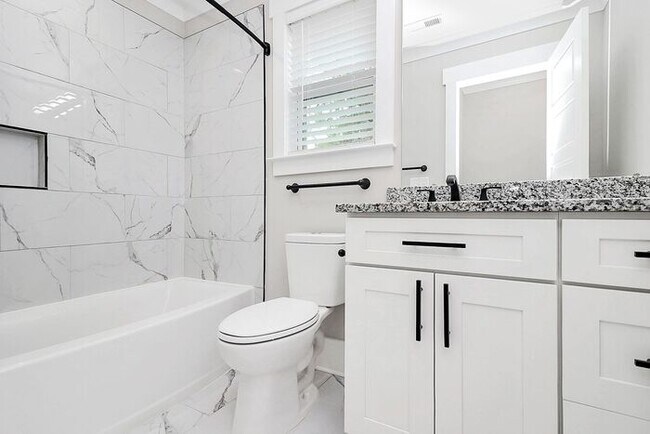 Building Photo - Stunning 3BD/2.5BA Home in Charlotte!