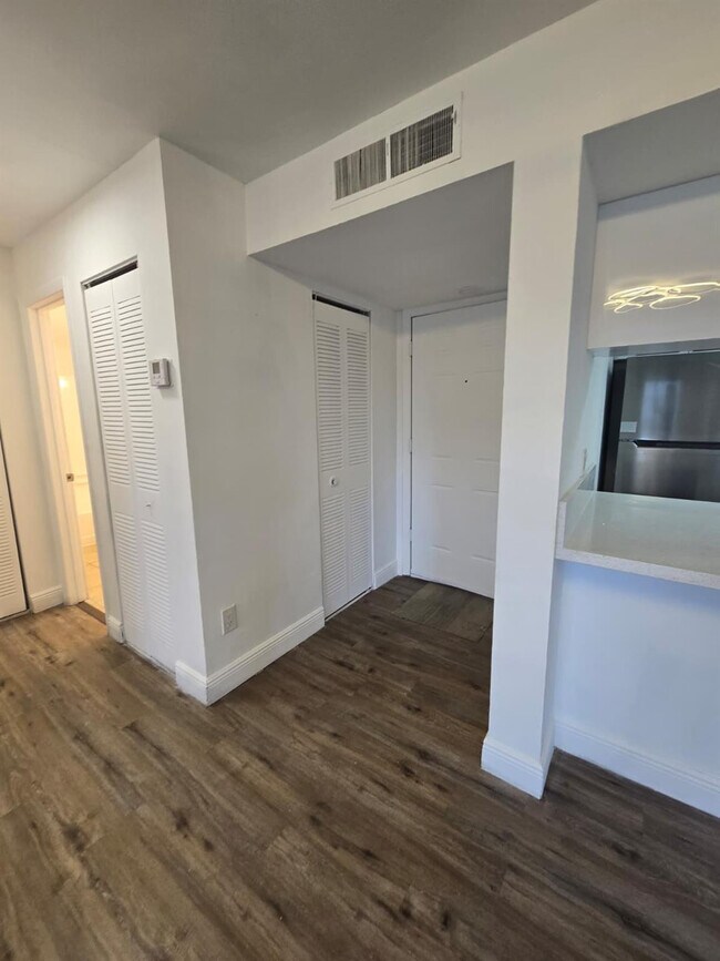 Building Photo - 1241 SW 46th Ave