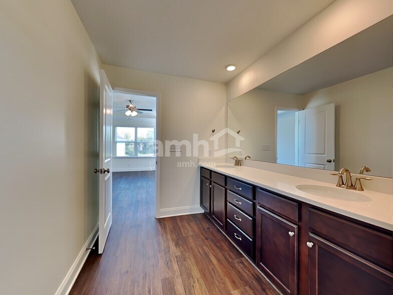 Building Photo - 5236 Valor Dr
