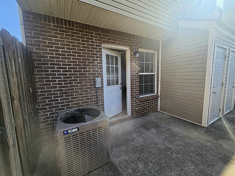 Building Photo - 812D Oak Arbor Ct