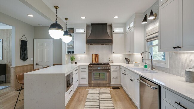 Building Photo - Modern Remodeled 4 Bedroom Rental Home in Brentwood