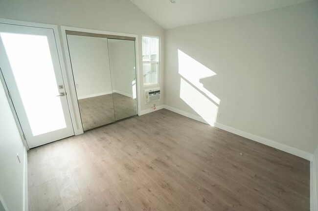 Building Photo - 325 N La Fayette Park Pl