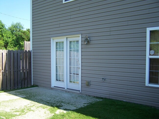 Building Photo - 3 bed, 2 bath, 2 car garage townhouse w/ b...