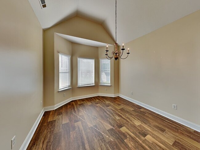 Building Photo - Beautiful 6 Bedroom Home located in Hampton!