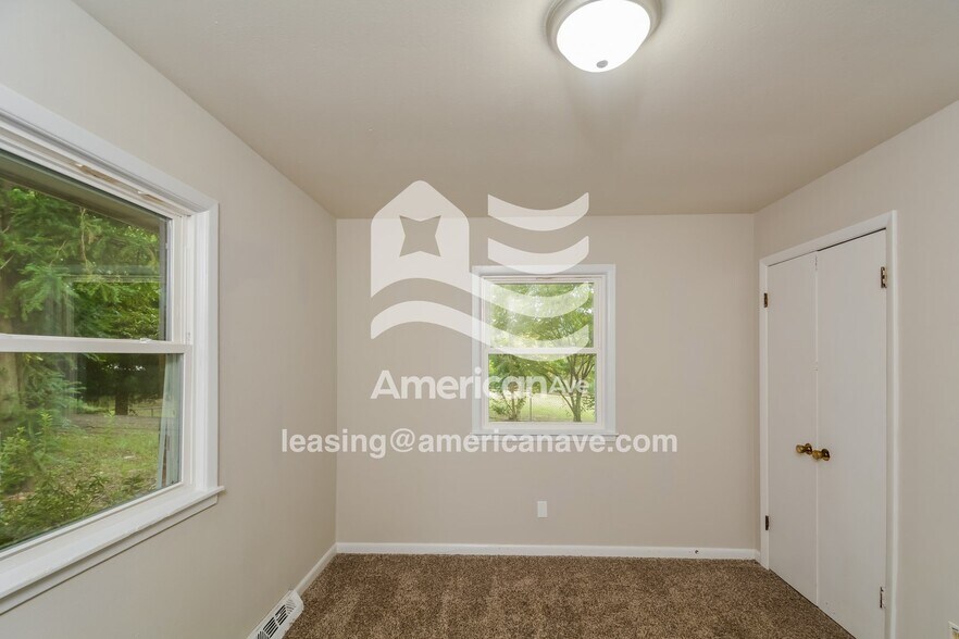 Building Photo - 4046 Village Dr