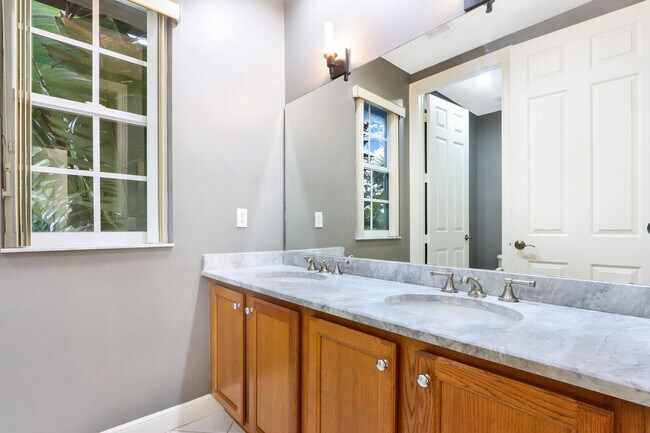 Building Photo - 1904 Flower Dr