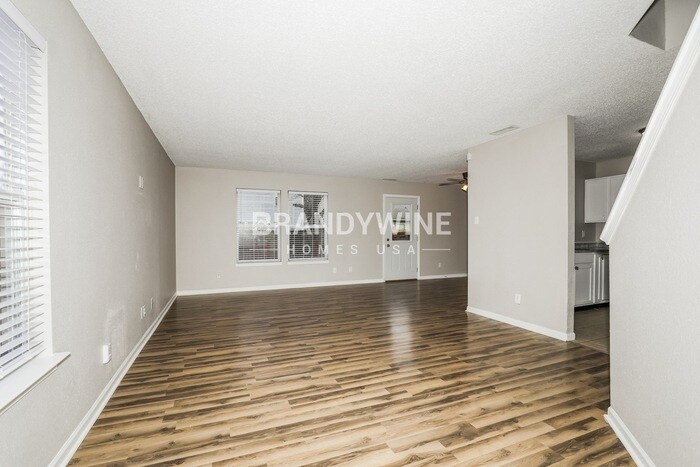 Building Photo - 4528 Connaught Dr E