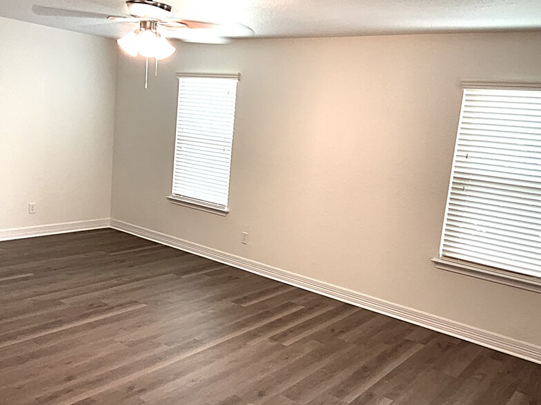 Building Photo - 736 Community Dr