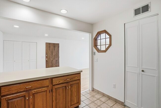 Building Photo - 59 School St