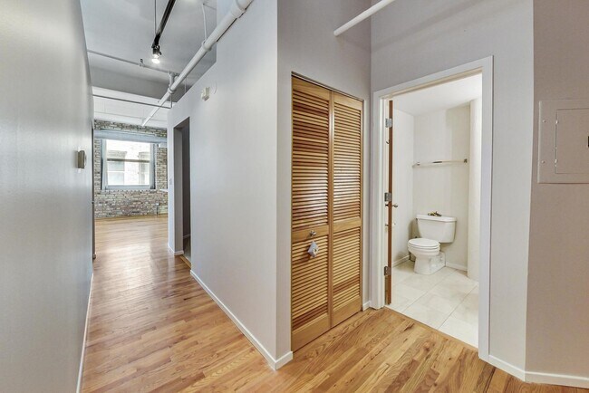 Building Photo - 420 S Clinton St