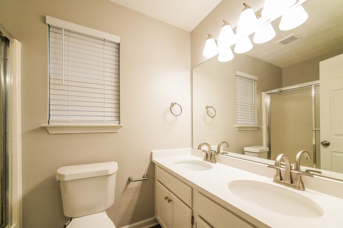 Building Photo - 329 Hillcrest Ln