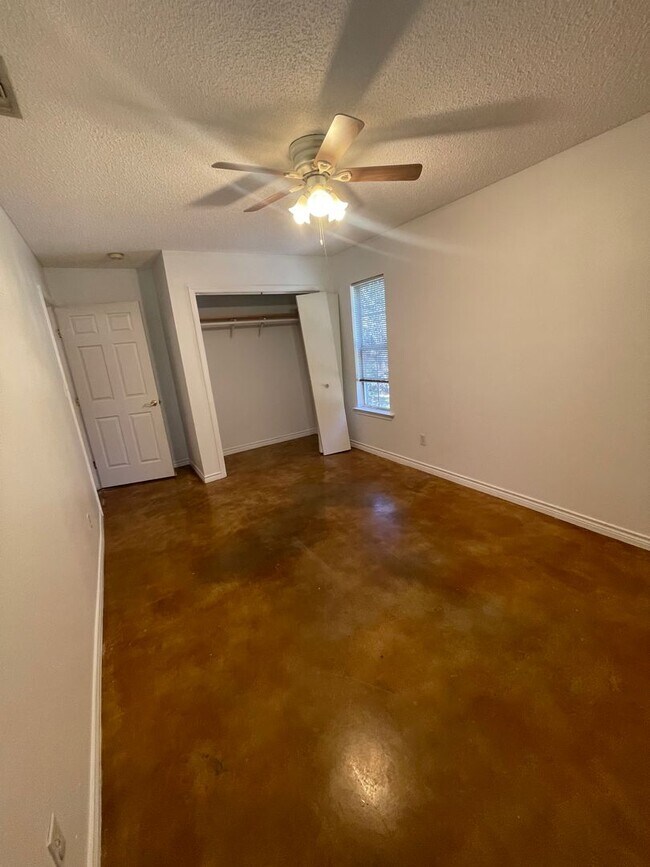 Building Photo - NEW ON MARKET