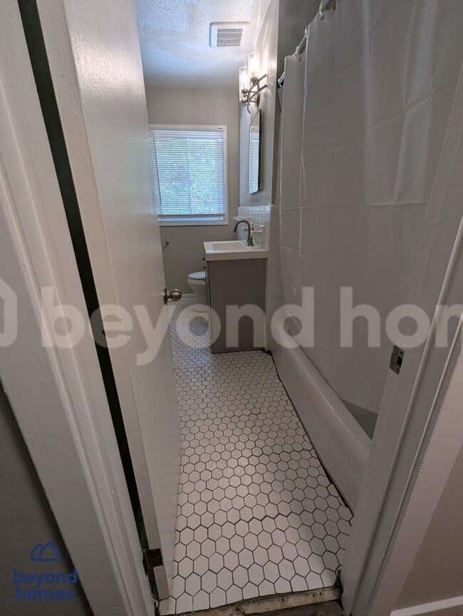 Building Photo - Spacious 3-bedroom, 1.5-bath home availabl...