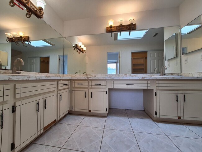 Building Photo - Spacious 4-Bed, 3-Bath Belle Isle Home wit...