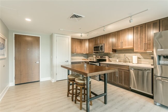 Building Photo - 205 Lakeshore Dr