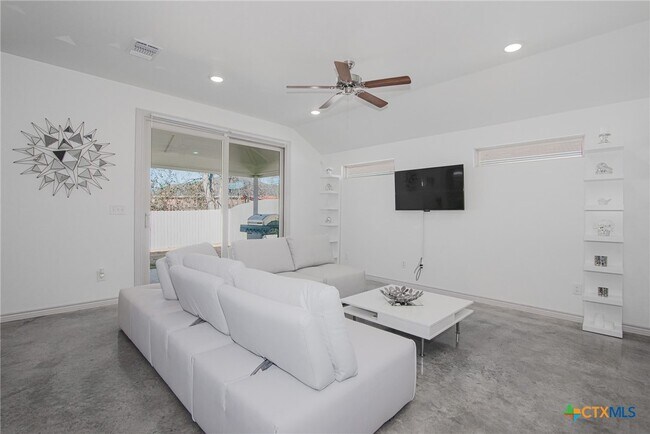 Building Photo - 765 Freedom Cir