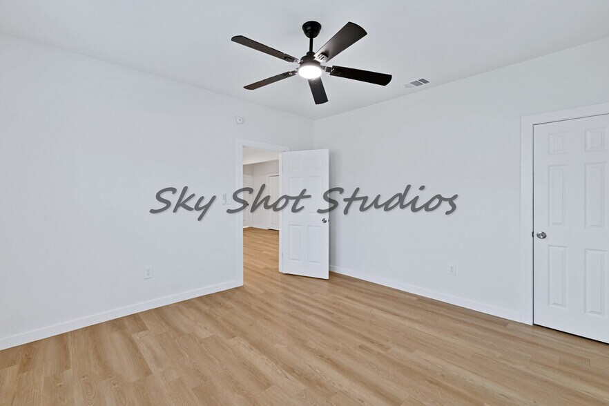 Building Photo - 326 W Rainey St