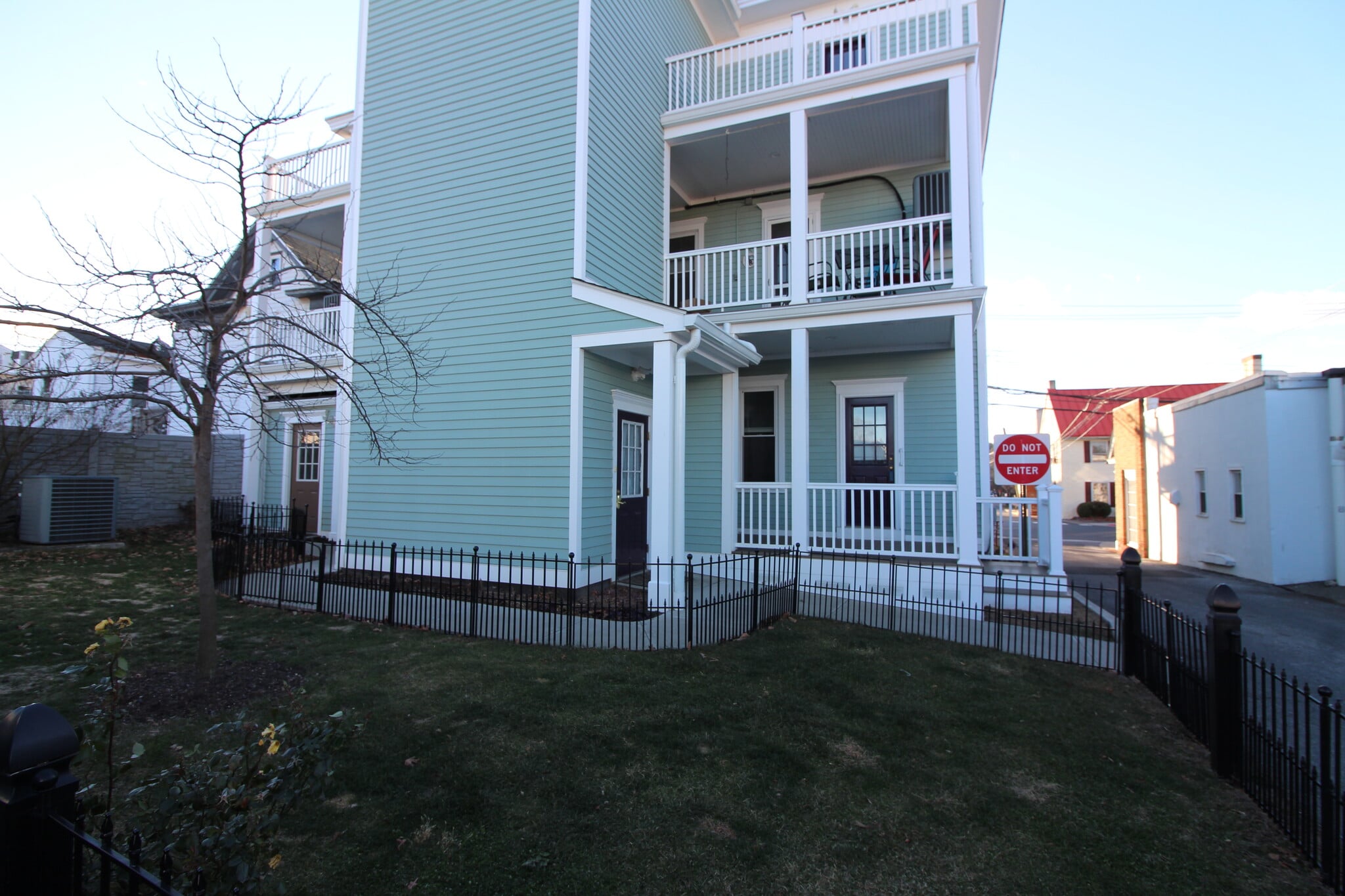 Building Photo - 16 Main St