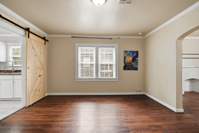 Building Photo - 1633 E 8th St