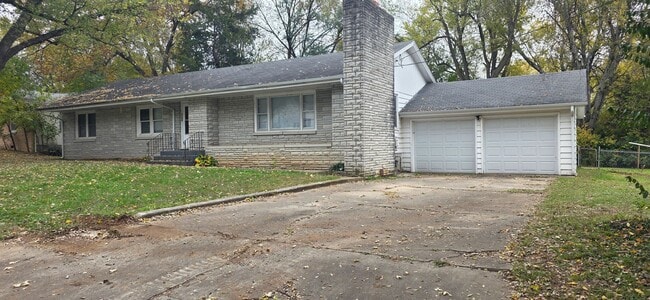 Building Photo - 3 Bedroom 2 Bath Carthage Stone Beauty! $1195