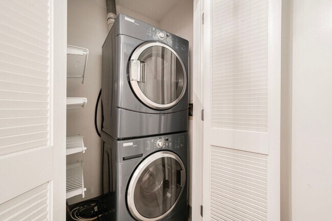 Building Photo - Available Now! High End 1 Bed/ 1 Bath in Amenity Rich Building