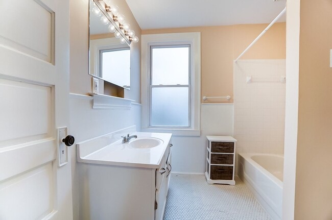 Building Photo - Westwood - Charming 3+ bed 1 bath home freshly updated