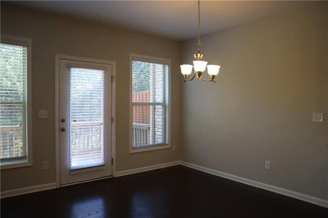 Building Photo - 561 Sunset Park Dr