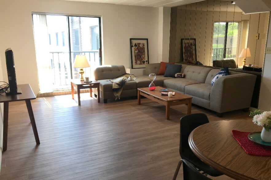 Deluxe 2 Bedroom/1 Bath Living Room - Park Place Apartments