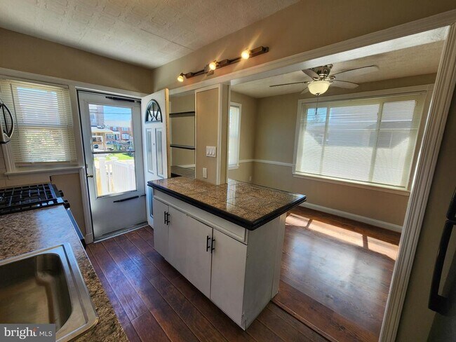 Building Photo - 1925 Ewald Ave