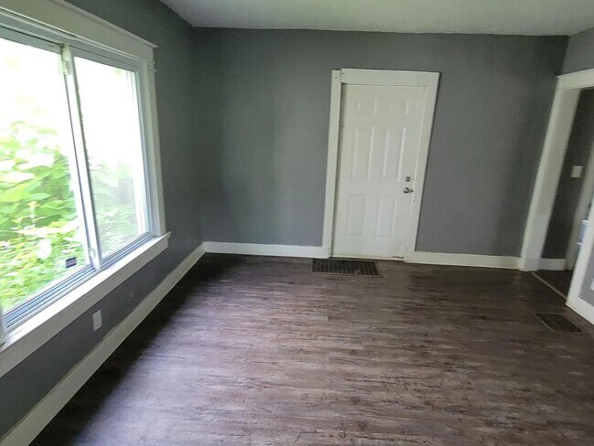 Building Photo - 715 W Fairview Ave