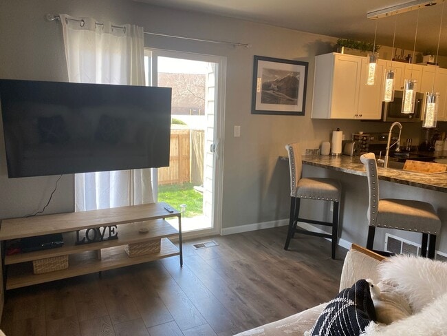 Building Photo - Fully Furnished 1 Bed 1 Bath Unit Available NOW!