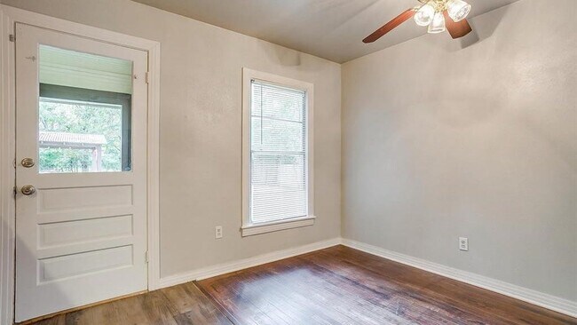 Building Photo - 410 McCarty St