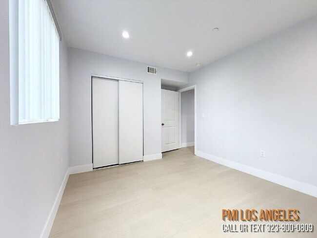 Building Photo - 208 E 87th St