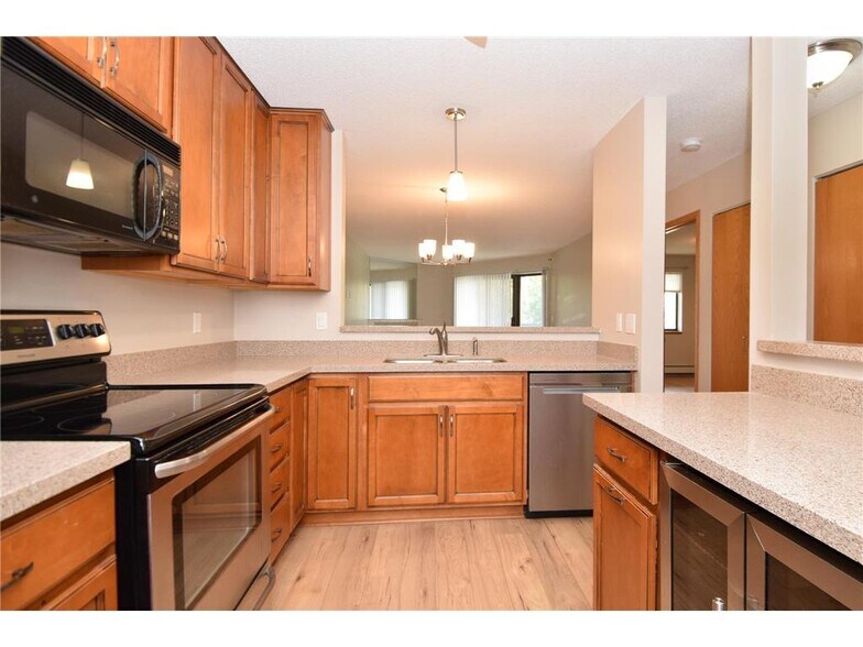 Building Photo - 7635 Edinborough Way