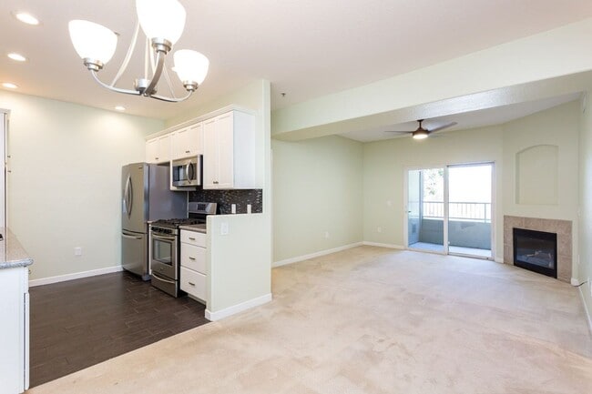 Building Photo - Lovely single-story condo in the community...