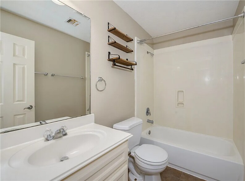 Building Photo - 711 Mockingbird St