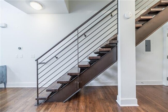 Building Photo - 1221 Caroline St NE